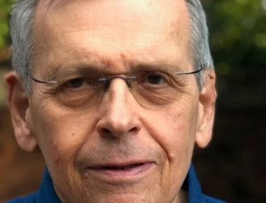 Ο Στέφανος Μάνος προτείνει αύξηση κατώτατου μισθού -«Επιδιώξτε την αριστεία» προτρέπει επιχειρηματίες